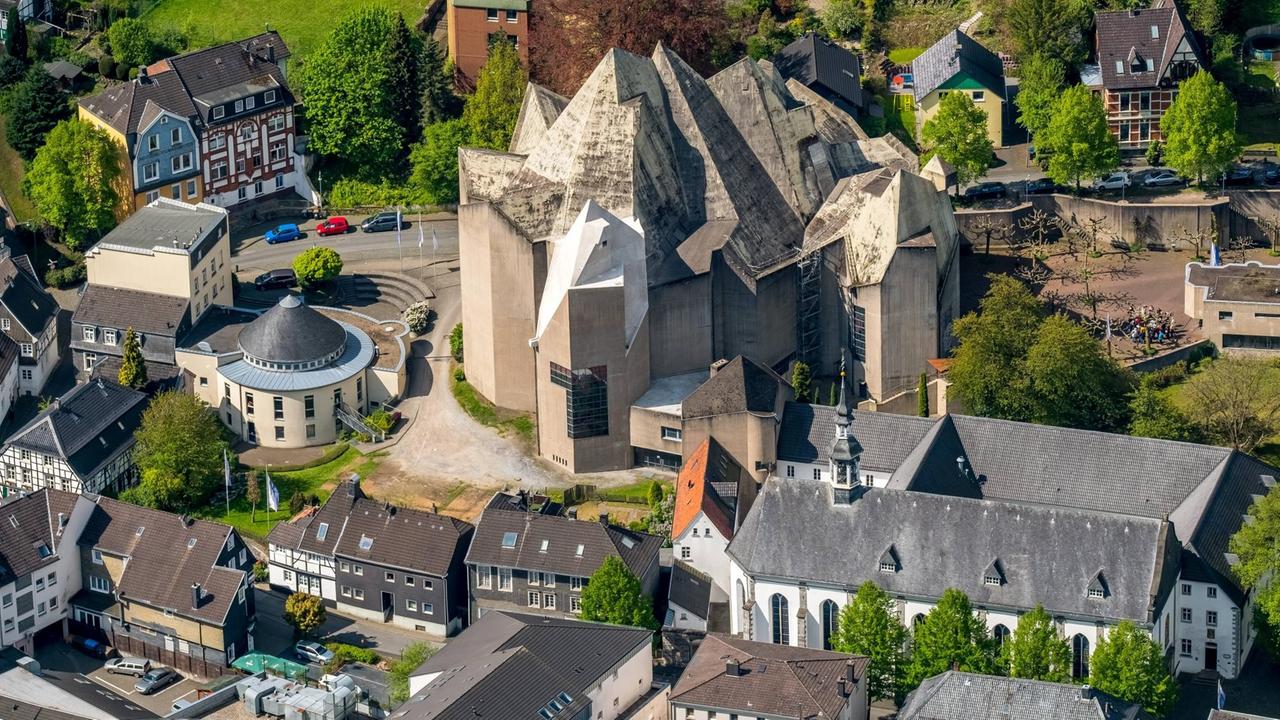 Die Beton-Wallfahrtskirche in Neviges bei Düsseldorf ist umgeben von pittoresken Giebel- und Fachwerkhäusern.