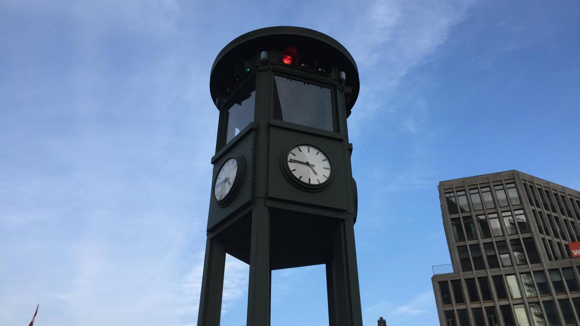 Historische Verkehrsampel mit Uhr am Potsdamer Platz Historische Verkehrsampel mit Uhr am Potsdamer Platz