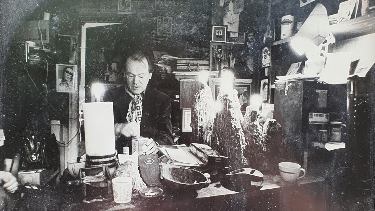 Dieses Foto schickte uns eine Hörerin nach der Sendung des Features. Es zeigt Frede in seinem Laden in den frühen 1980er Jahren.