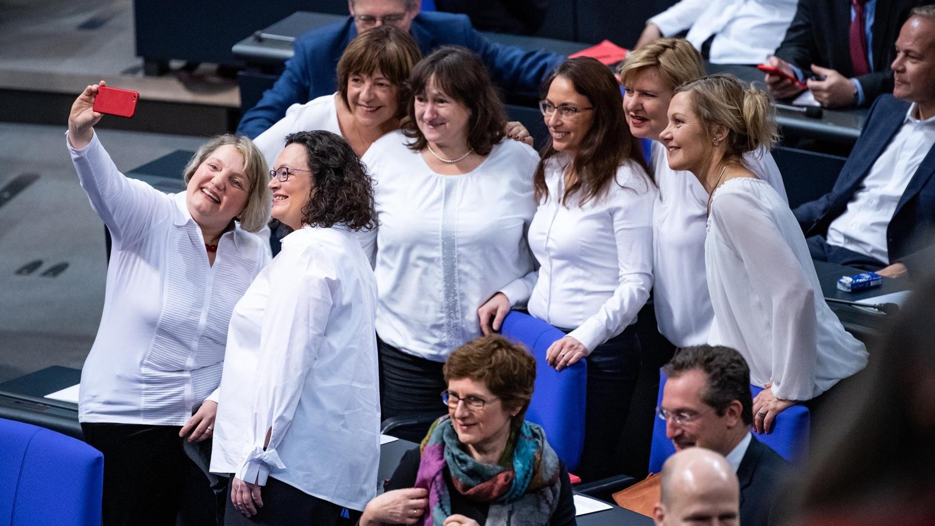Andrea Nahles (2.v.l), Vorsitzende der SPD, und Daniela De Ridder (l, SPD) machen zusammen mit anderen Bundestagsabgeordneten, alle in weiße Blusen gekleidet, ein Selfie-Foto. Andrea Nahles (2.v.l), Vorsitzende der SPD, und Daniela De Ridder (l, SPD) machen zusammen mit anderen Bundestagsabgeordneten, alle in weiße Blusen gekleidet, ein Selfie-Foto.