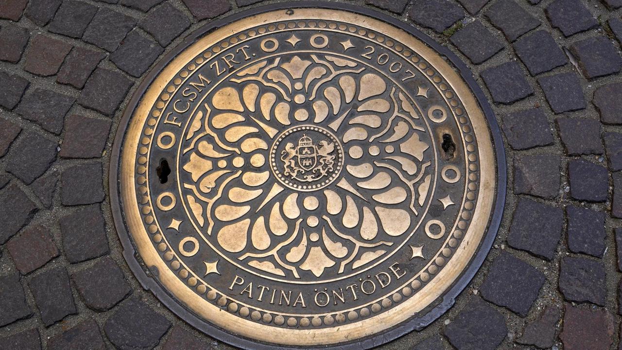 Kanaldeckel in Budapest, Ungarn. Kanaldeckel in Budapest, Ungarn.