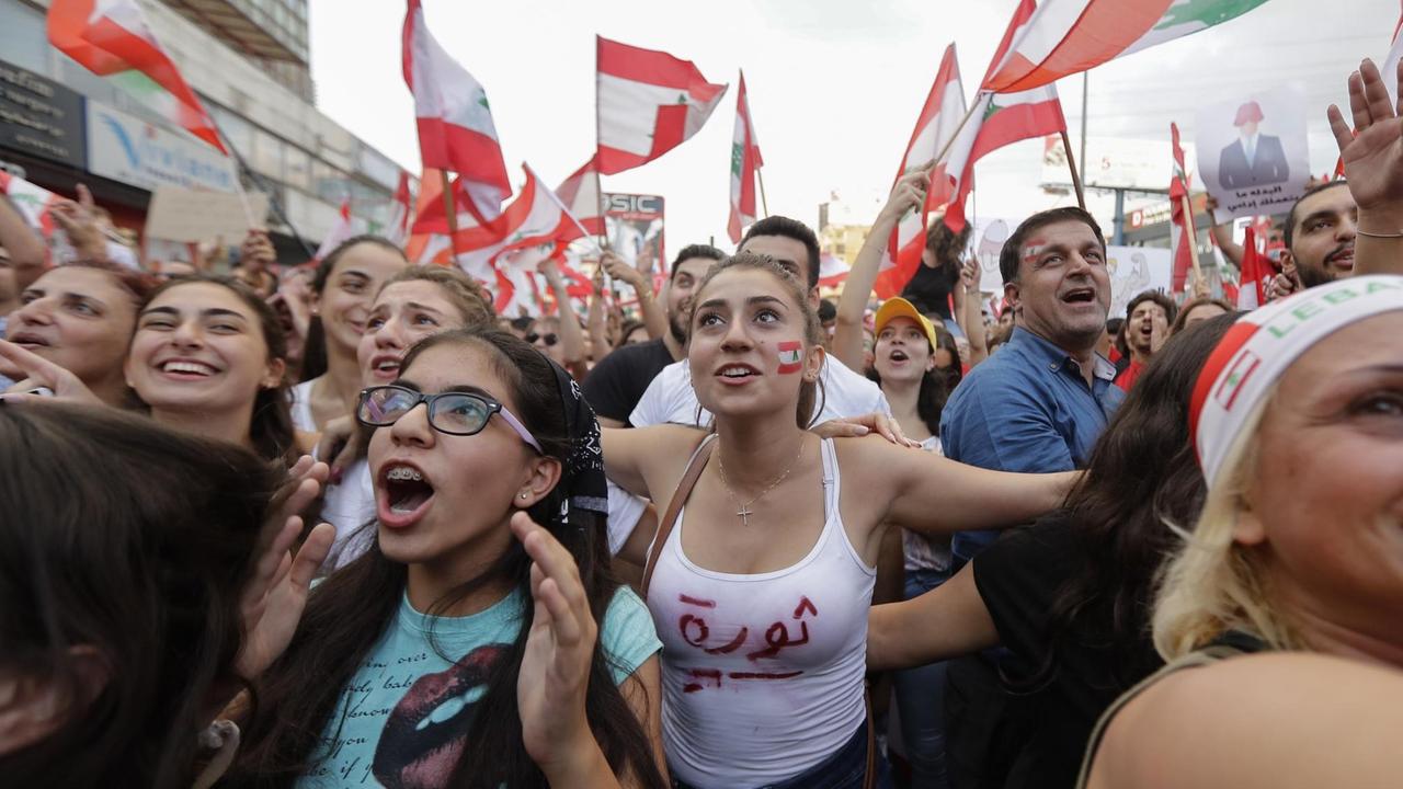 Regierungskritische Demonstrantinnen und Demonstranten in Beirut schwenken am 19. Oktober 2019 die Nationalflagge Regierungskritische Demonstrantinnen und Demonstranten in Beirut schwenken am 19. Oktober 2019 die Nationalflagge