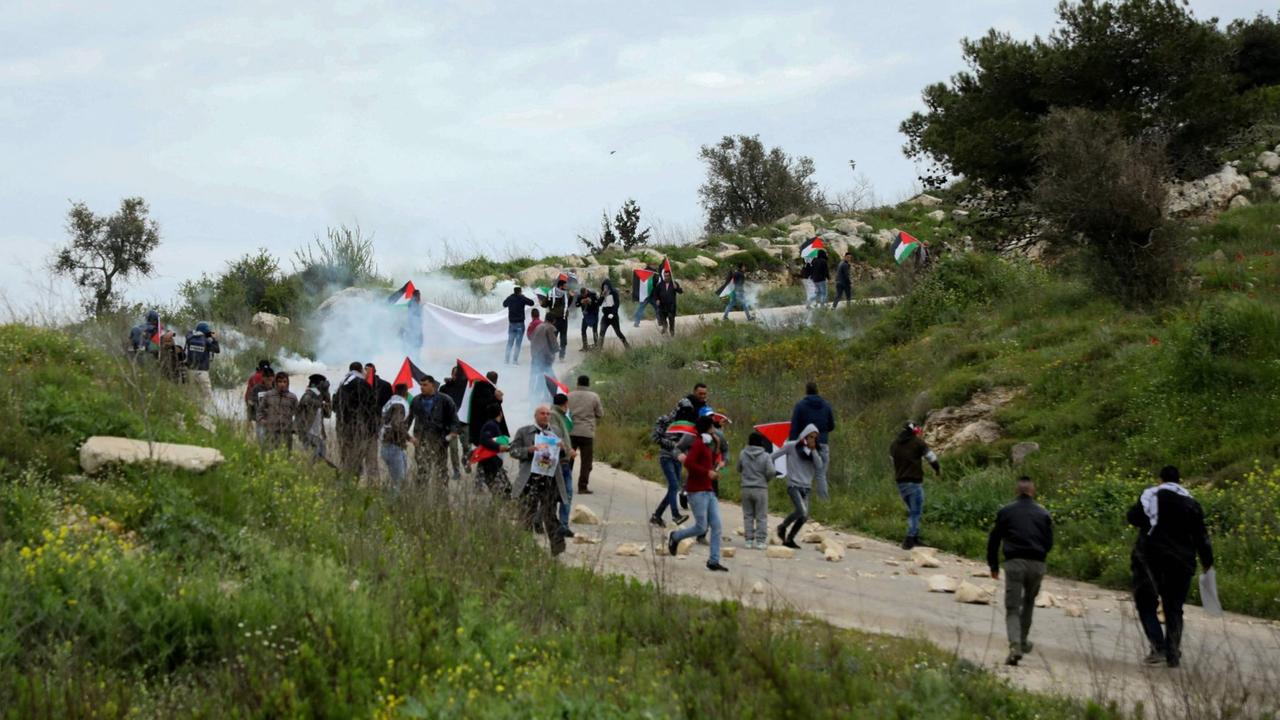 Zusammenstöße zwischen Palästinensern und israelischen Soldaten: Junge Männer mit palästinensischen Flaggen. Zusammenstöße zwischen Palästinensern und israelischen Soldaten: Junge Männer mit palästinensischen Flaggen.