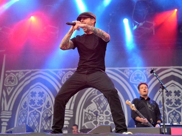 Sänger Al Barr von der irisch-amerikanischen Folk-Punk-Band "Dropkick Murphys" beim Hurricane-Festival in Scheeßel