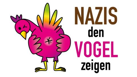 Auf weißem Grund steht in brauner, schwarzer und pinker Schrift "Nazis den Vogel zeigen". Daneben die Zeichung eines Huhns das seinen Hintern zeigt und dabei zwinkert.
