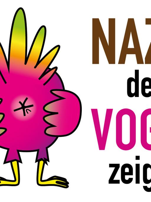 Auf weißem Grund steht in brauner, schwarzer und pinker Schrift "Nazis den Vogel zeigen". Daneben die Zeichung eines Huhns das seinen Hintern zeigt und dabei zwinkert.