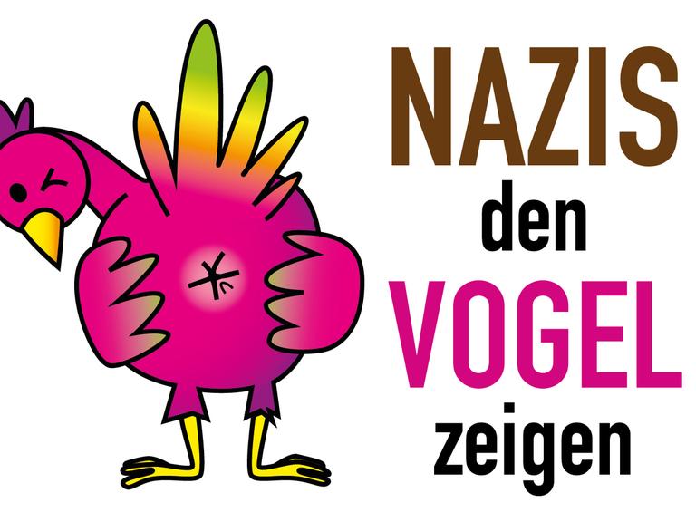 Auf weißem Grund steht in brauner, schwarzer und pinker Schrift "Nazis den Vogel zeigen". Daneben die Zeichung eines Huhns das seinen Hintern zeigt und dabei zwinkert.