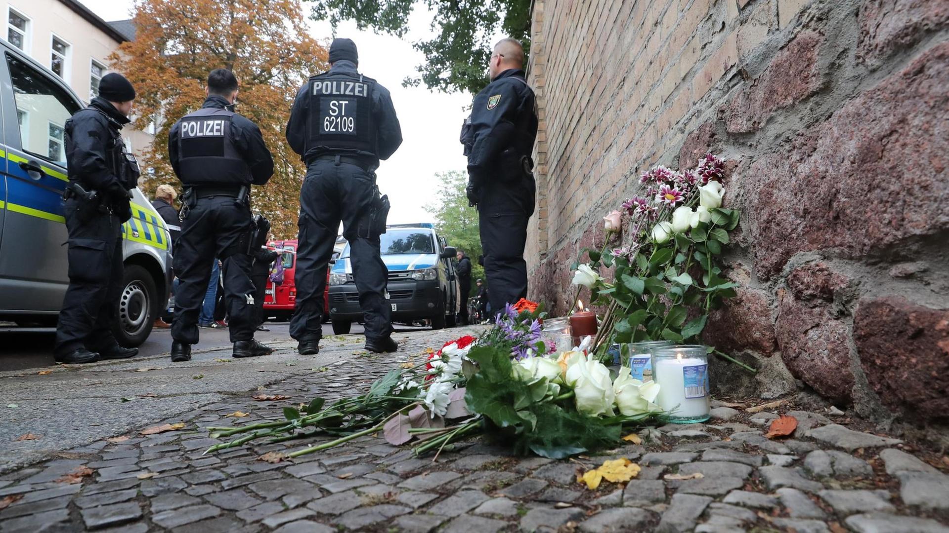 Nach Angriff in Halle (Saale) legen Menschen Blumen und Kerzen an der Tür der Synagoge nieder Nach Angriff in Halle (Saale) legen Menschen Blumen und Kerzen an der Tür der Synagoge nieder