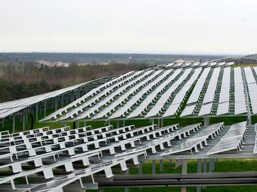 Solar-Module in Dreieich-Buchschlag - der größte Solarpark Hessens.