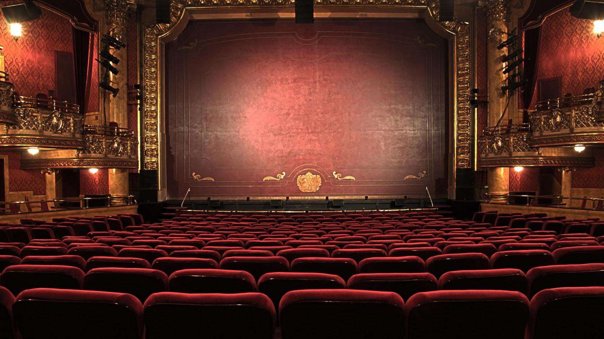 Ein prächtiger, aber menschenleerer Theatersaal mit versperrtem Bühnenbereich. Ein prächtiger, aber menschenleerer Theatersaal mit versperrtem Bühnenbereich.