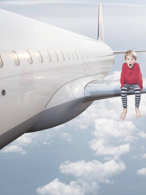 Fotomontage: Sechsjähriger Junge sitzt mit weit aufgerissenem Mund während des Fluges auf der Tragfläche eines Airbus A320