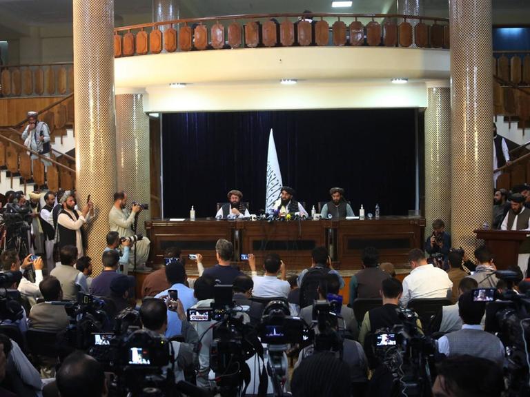 Die erste Pressekonferenz der Taliban in Kabul