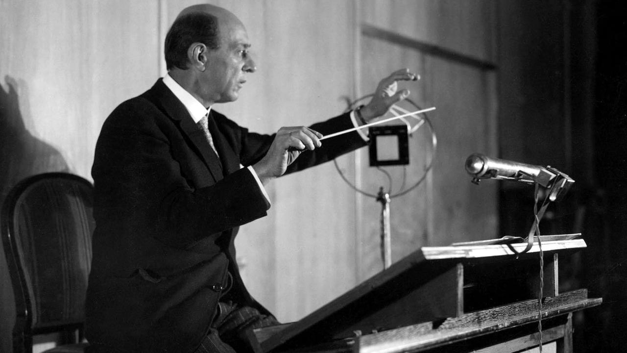 Der Komponist Arnold Schönberg (1874-1951) beim Dirigieren des Rundfunk Sinfonie Orchesters Berlin. Undatierte Aufnahme. Der Komponist Arnold Schönberg (1874-1951) beim Dirigieren des Rundfunk Sinfonie Orchesters Berlin. Undatierte Aufnahme.