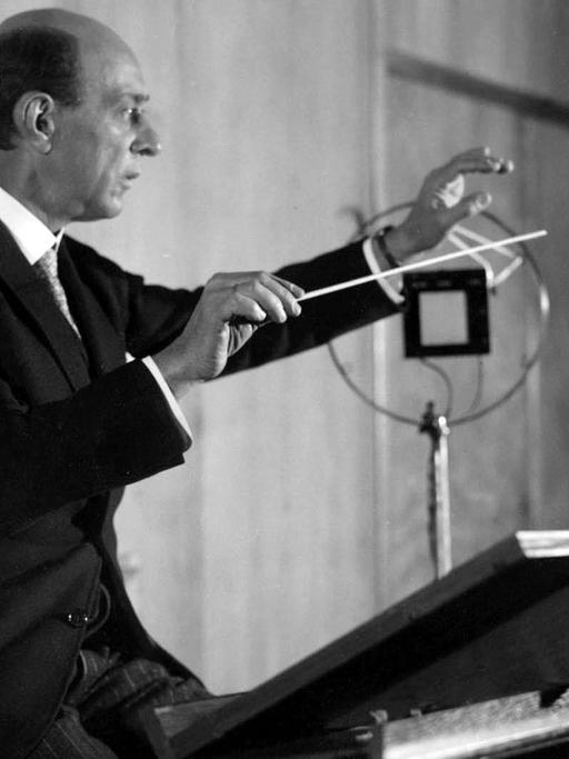Der Komponist Arnold Schönberg (1874-1951) beim Dirigieren des Rundfunk Sinfonie Orchesters Berlin. Undatierte Aufnahme.
