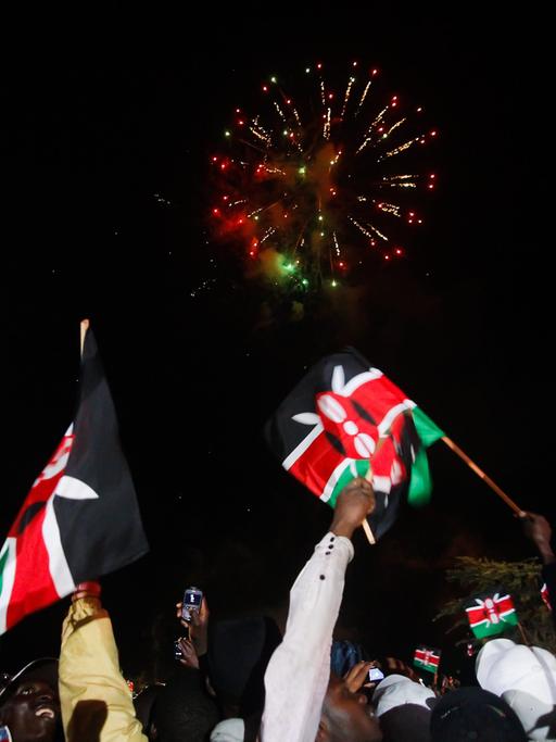 Mit Feuerwerk und Flaggen feiern Kenianer in Nairobi 50 Jahre Unabhängigkeit