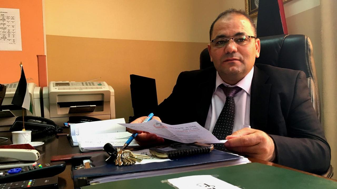 Mohammed Samara an seinem Schreibtisch