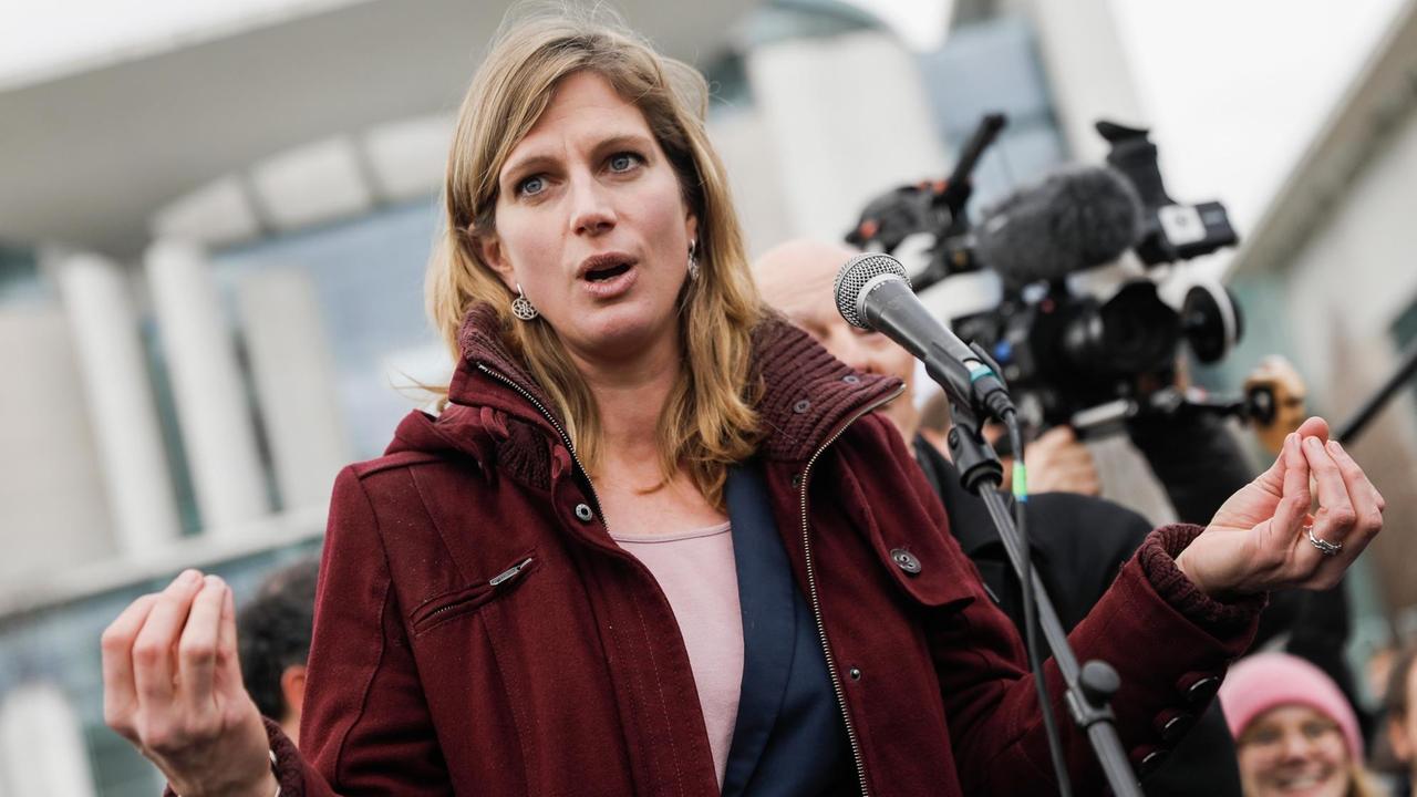 Maja Göpel, Generalsekretärin des Wissenschaftlichen Beirats der Bundesregierung Globale Umweltveränderungen, spricht während der "Fridays For Future"-Demonstration vor dem Kanzleramt. Maja Göpel, Generalsekretärin des Wissenschaftlichen Beirats der Bundesregierung Globale Umweltveränderungen, spricht während der "Fridays For Future"-Demonstration vor dem Kanzleramt.