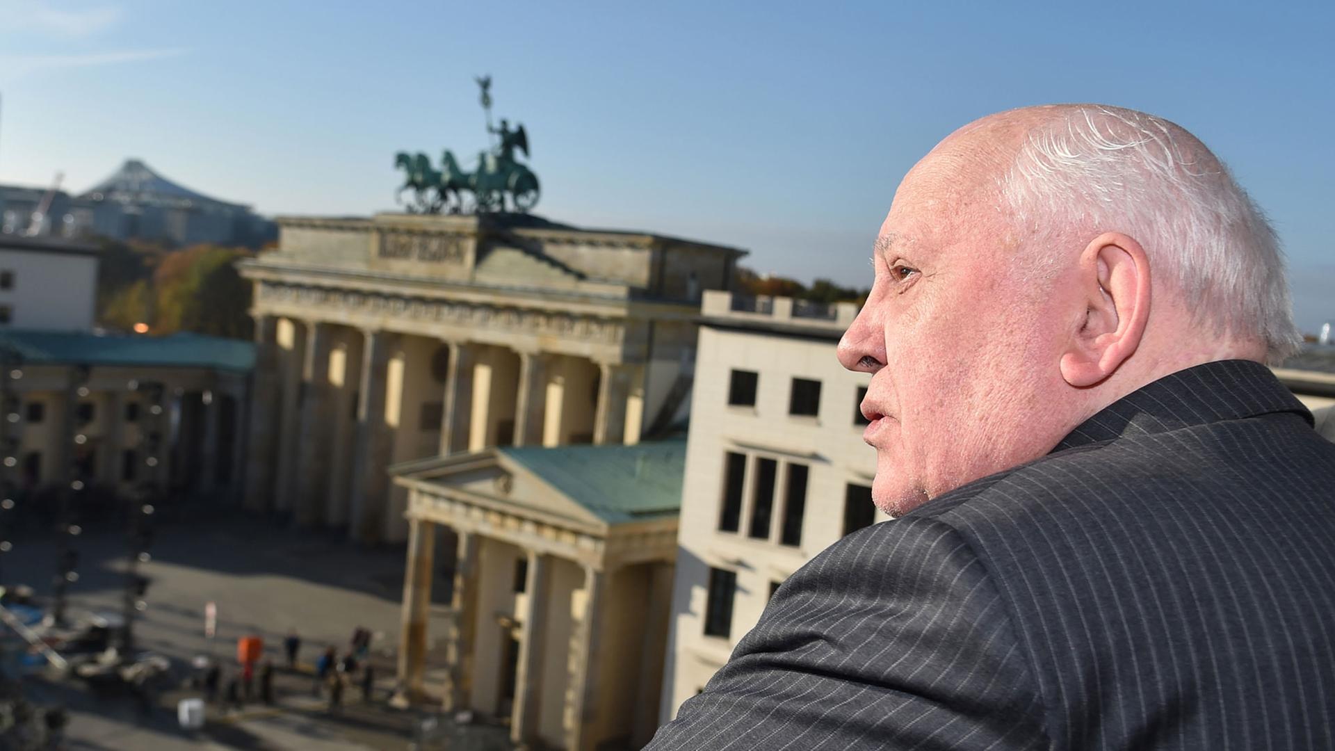 Der frühere sowjetische Staatspräsident Michail Gorbatschow steht am Pariser Platz in Berlin mit Blick auf das Brandenburger Tor. Der frühere sowjetische Staatspräsident Michail Gorbatschow steht am Pariser Platz in Berlin mit Blick auf das Brandenburger Tor.