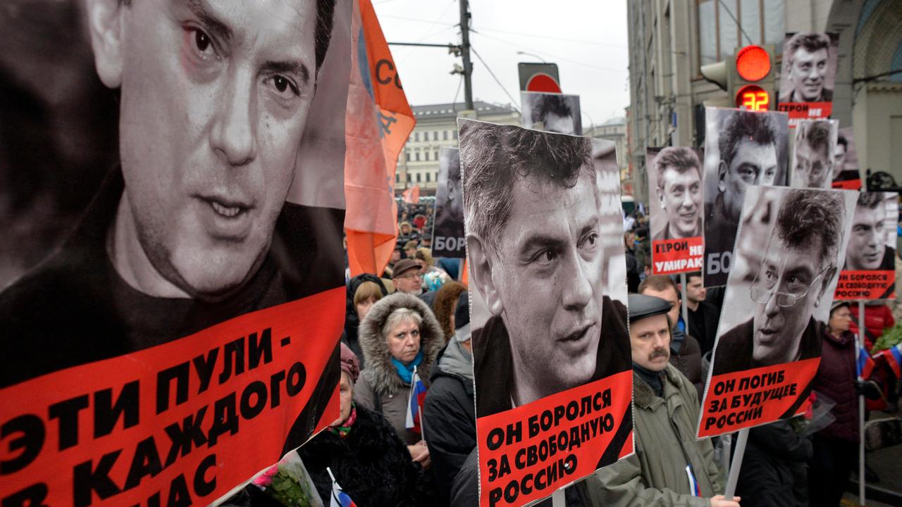 Szene der Trauerkundgebung für den ermordeten Oppositionellen Boris Nemzow am 1. März 2015 in Moskau. Nemzow war am 27. Februar bei einem Attentat auf offener Straße erschossen worden.
