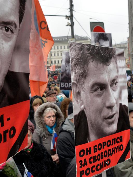 Szene der Trauerkundgebung für den ermordeten Oppositionellen Boris Nemzow am 1. März 2015 in Moskau. Nemzow war am 28. Februar bei einem Attentat auf offener Straße erschossen worden.
