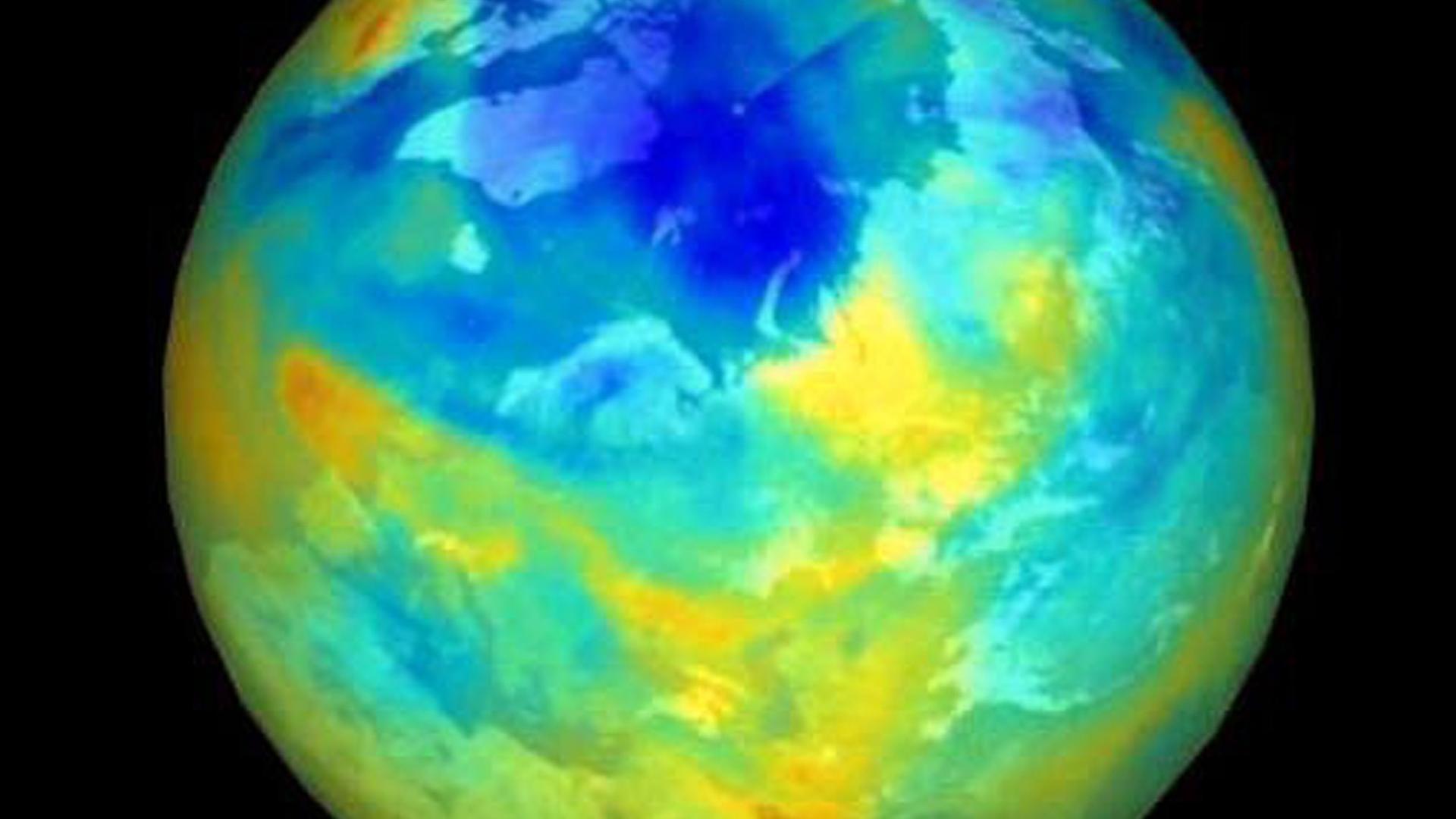 Eine Satellitenaufnahme der Erde zeigt den Verbleib der Ozonschicht über der Arktis (Foto vom Winter 1999/2000). Eine Satellitenaufnahme der Erde zeigt den Verbleib der Ozonschicht über der Arktis (Foto vom Winter 1999/2000).