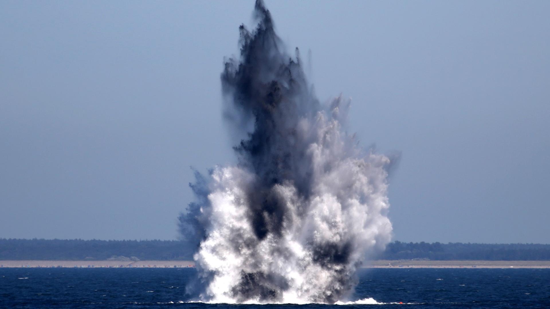 Zwei Wasserbomben aus dem Zweiten Weltkrieg werden in der Ostsee vor Wustrow gezielt gesprengt. Zwei Wasserbomben aus dem Zweiten Weltkrieg werden in der Ostsee vor Wustrow gezielt gesprengt.