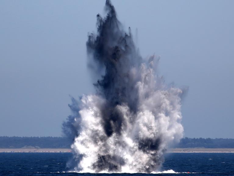 Zwei Wasserbomben aus dem Zweiten Weltkrieg werden in der Ostsee vor Wustrow gezielt gesprengt.