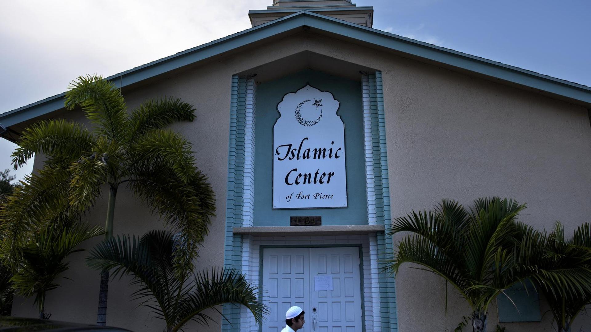Ein Mann vor einem kirchenähnlichen Gebäude mit der Aufschrift "Islamic Center" Ein Mann vor einem kirchenähnlichen Gebäude mit der Aufschrift "Islamic Center"