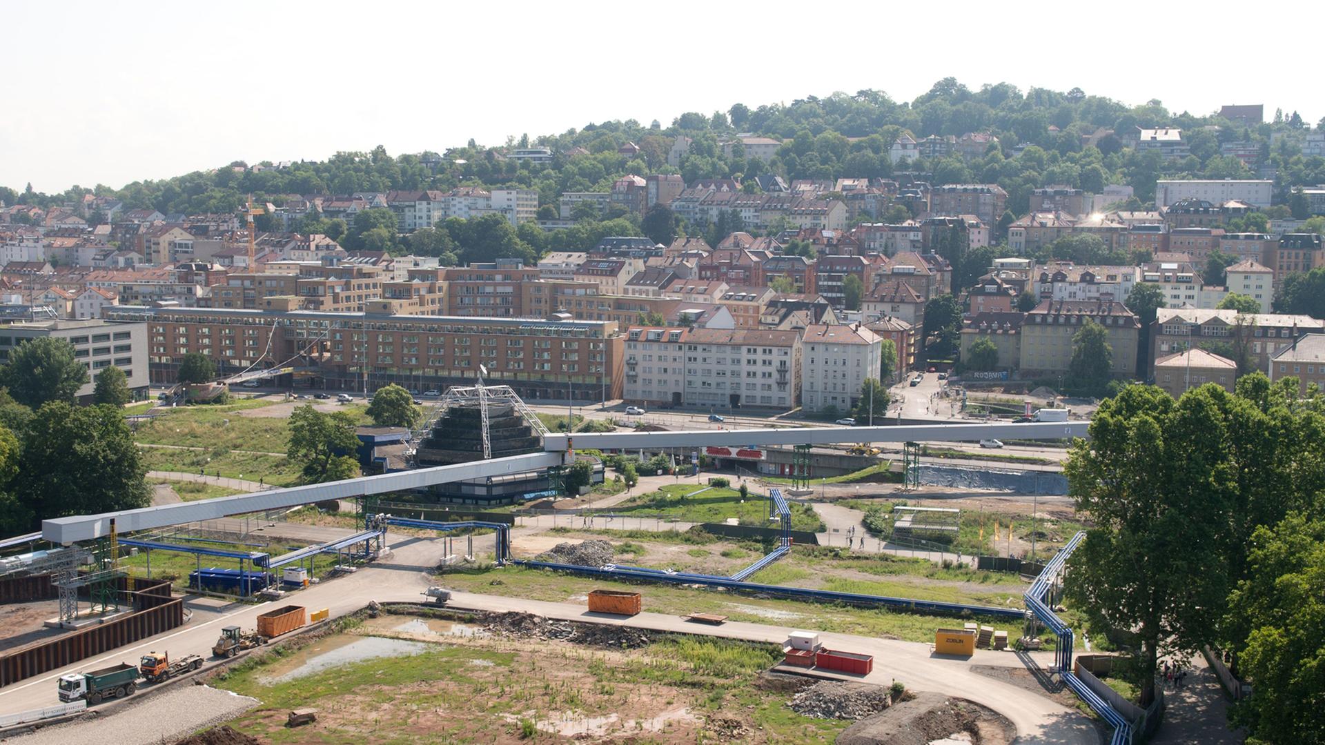 Auf der Großbaustelle für das umstrittene Bauprojekt Stuttgart 21 vor dem Hauptbahnhof in Stuttgart (Baden-Württemberg) werden am 31.07.2014 Vorbereitungen für den Aushub des Trogs für den Tiefbahnhof getroffen.