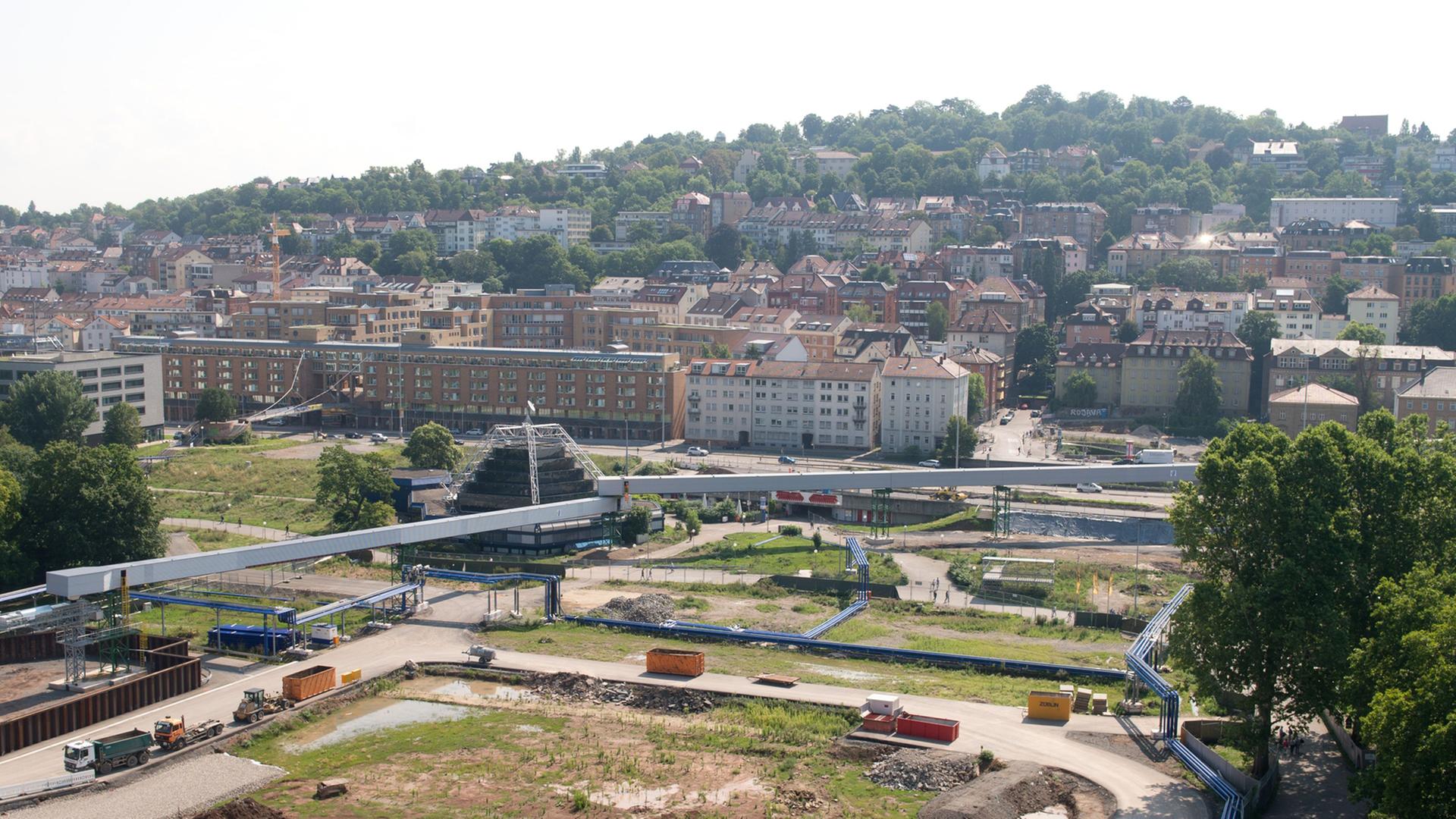 Auf der Großbaustelle für das umstrittene Bauprojekt Stuttgart 21 vor dem Hauptbahnhof in Stuttgart (Baden-Württemberg) werden am 31.07.2014 Vorbereitungen für den Aushub des Trogs für den Tiefbahnhof getroffen. Auf der Großbaustelle für das umstrittene Bauprojekt Stuttgart 21 vor dem Hauptbahnhof in Stuttgart (Baden-Württemberg) werden am 31.07.2014 Vorbereitungen für den Aushub des Trogs für den Tiefbahnhof getroffen.