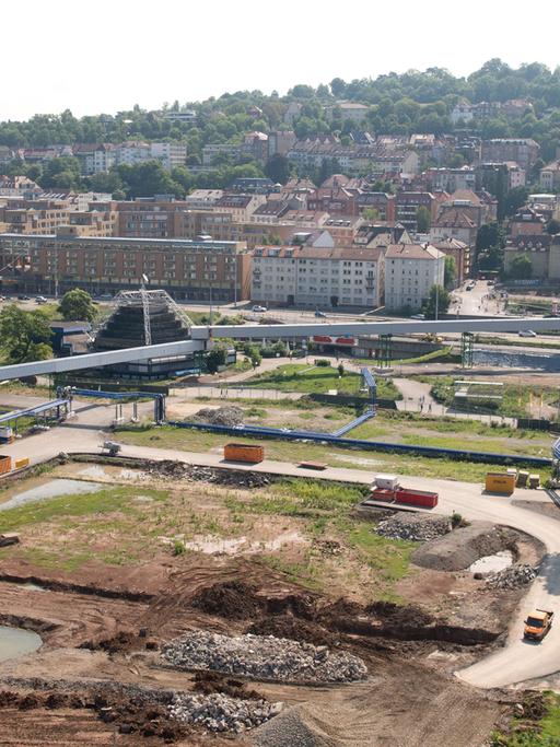 Auf der Großbaustelle für das umstrittene Bauprojekt Stuttgart 21 vor dem Hauptbahnhof in Stuttgart (Baden-Württemberg) werden am 31.07.2014 Vorbereitungen für den Aushub des Trogs für den Tiefbahnhof getroffen.