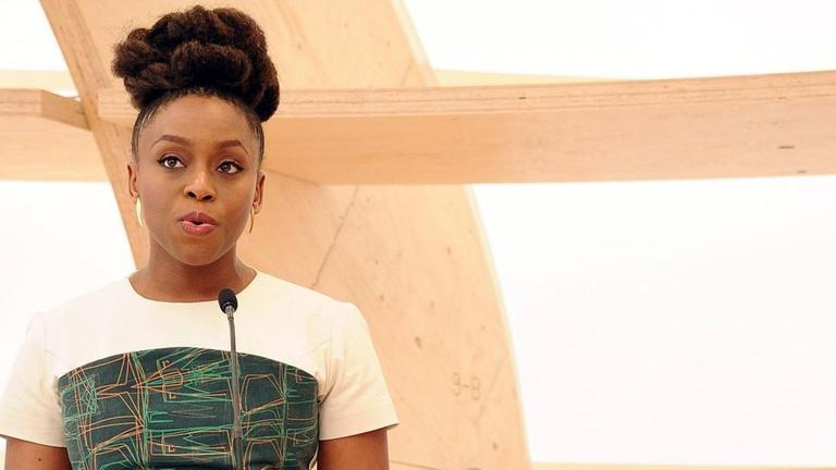 Eröffnungsrede auf der Frankfurter Buchmesse: Chimamanda Ngozi Adichie aus Nigeria hat einiges zu sagen über Themen, die brandaktuell sind - Migration, Rassismus oder Frauenrechte. Eröffnungsrede auf der Frankfurter Buchmesse: Chimamanda Ngozi Adichie aus Nigeria hat einiges zu sagen über Themen, die brandaktuell sind - Migration, Rassismus oder Frauenrechte.