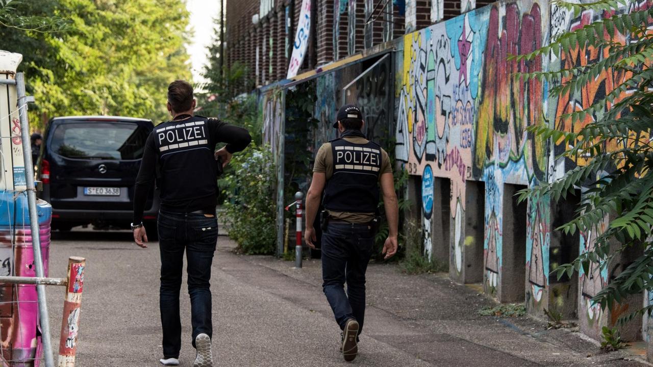 Polizisten vor dem autonomen Zentrum "KTS" in Freiburg, das durchsucht wurde. Polizisten vor dem autonomen Zentrum "KTS" in Freiburg, das durchsucht wurde.