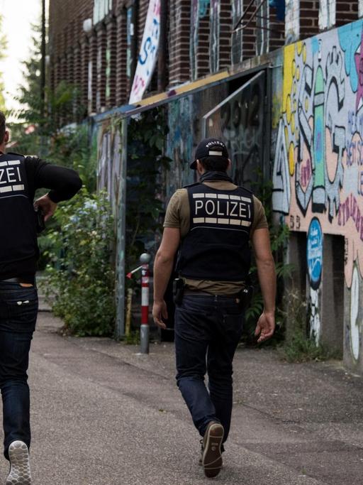 Polizisten vor dem autonomen Zentrum "KTS" in Freiburg, das durchsucht wurde.