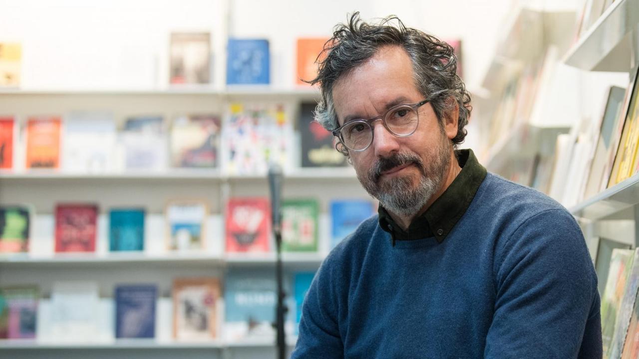 Der brasilianische Autor und Journalist Bernardo Carvalho, aufgenommen in einer Halle auf der Leipziger Buchmesse im März 2018. . Die Buchmesse findet dieses Jahr vom 15. bis 18. März statt.