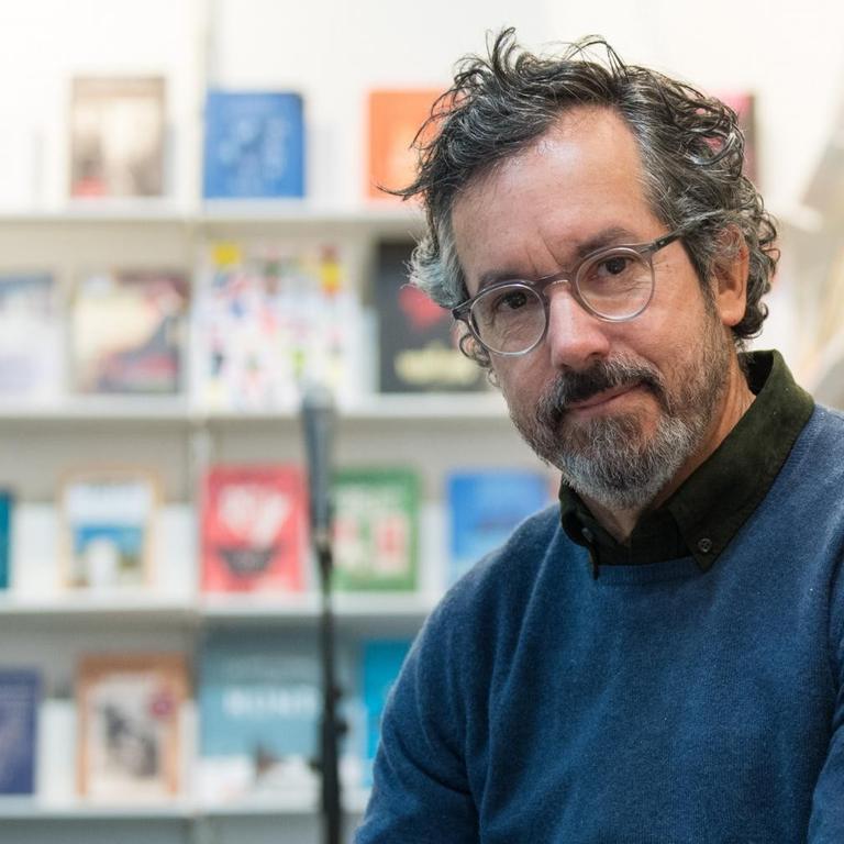 Der brasilianische Autor und Journalist Bernardo Carvalho, aufgenommen in einer Halle auf der Leipziger Buchmesse im März 2018. . Die Buchmesse findet dieses Jahr vom 15. bis 18. März statt.