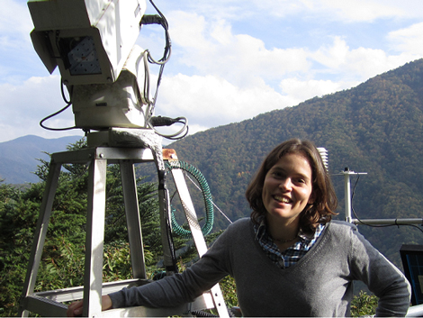 Autorin Jenny von Sperber mit Roboterkamera über japanischen Wipfeln Autorin Jenny von Sperber mit Roboterkamera über japanischen Wipfeln