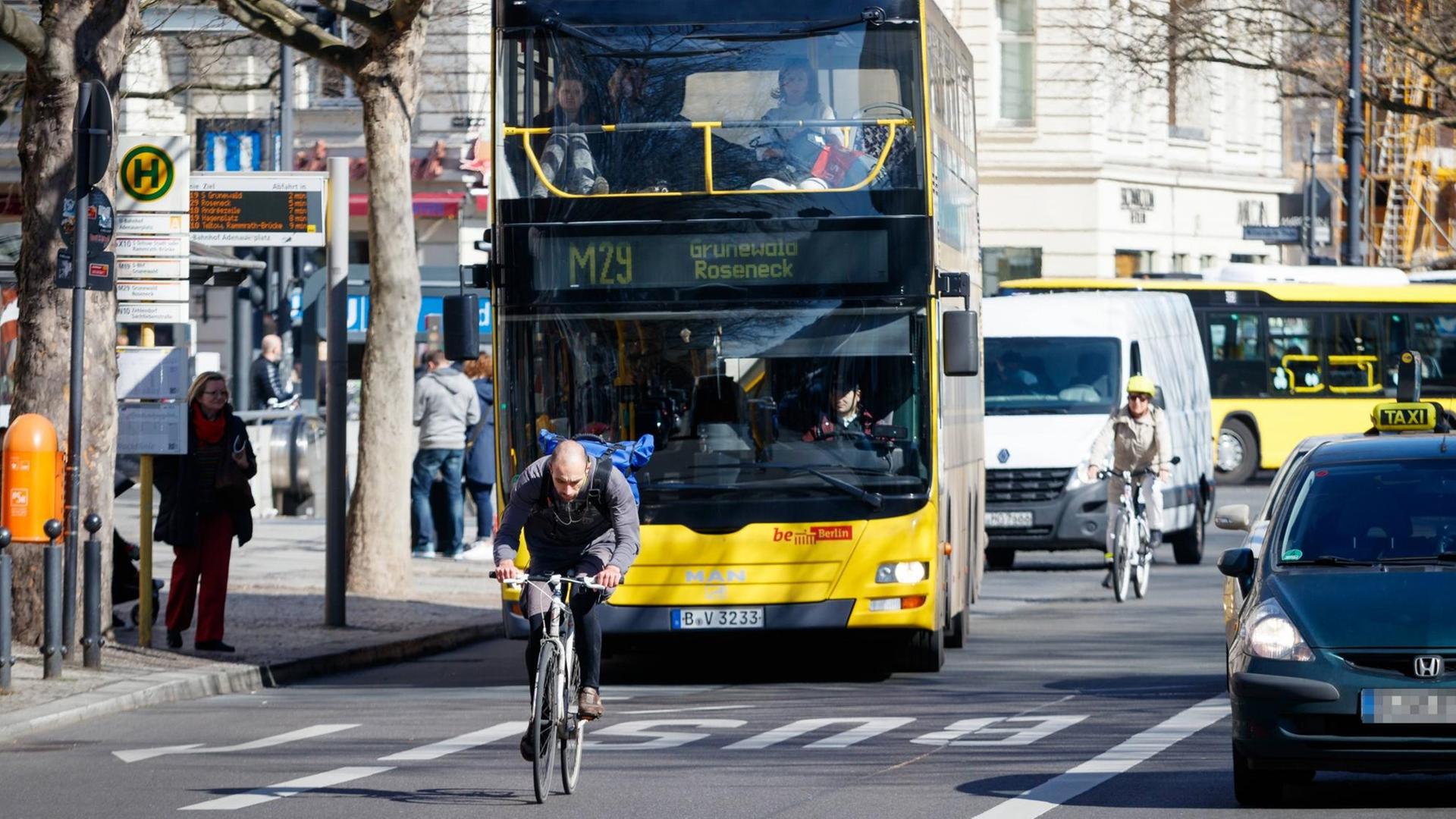 Ein Fahrradfahrer nutzt in Berlin eine Busspur auf dem Kurfürstendamm