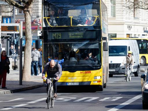 Ein Fahrradfahrer nutzt in Berlin eine Busspur auf dem Kurfürstendamm