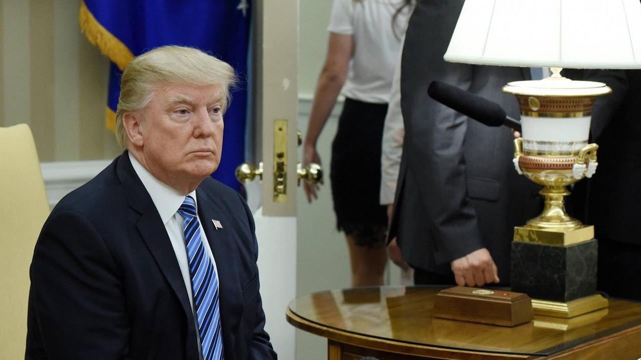 Donald Trump während eines Treffens mit dem südkoreanischen Präsidenten Moon Jae-in am 30. Juni 2017 im Oval Office des Weißen Hauses in Washington, DC. Donald Trump während eines Treffens mit dem südkoreanischen Präsidenten Moon Jae-in am 30. Juni 2017 im Oval Office des Weißen Hauses in Washington, DC.