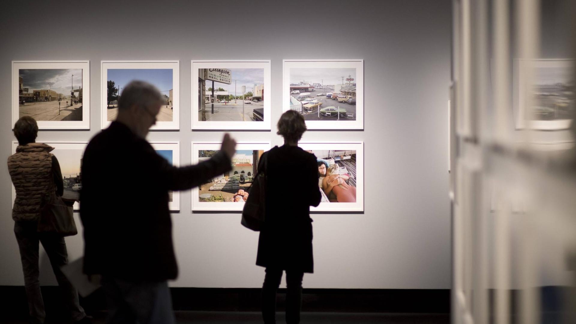 Ein Ausstellungsbesucher fotografiert mit seinem Smartphone ein gezeigtes Kunstwerk. Ein Ausstellungsbesucher fotografiert mit seinem Smartphone ein gezeigtes Kunstwerk.