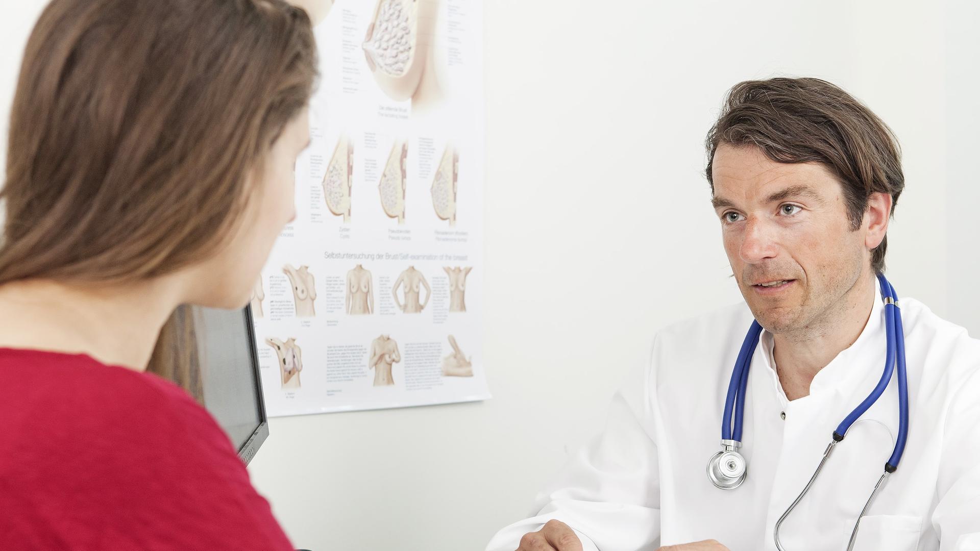 Ein Arzt spricht mit seiner Patientin. Ein Arzt spricht mit seiner Patientin.