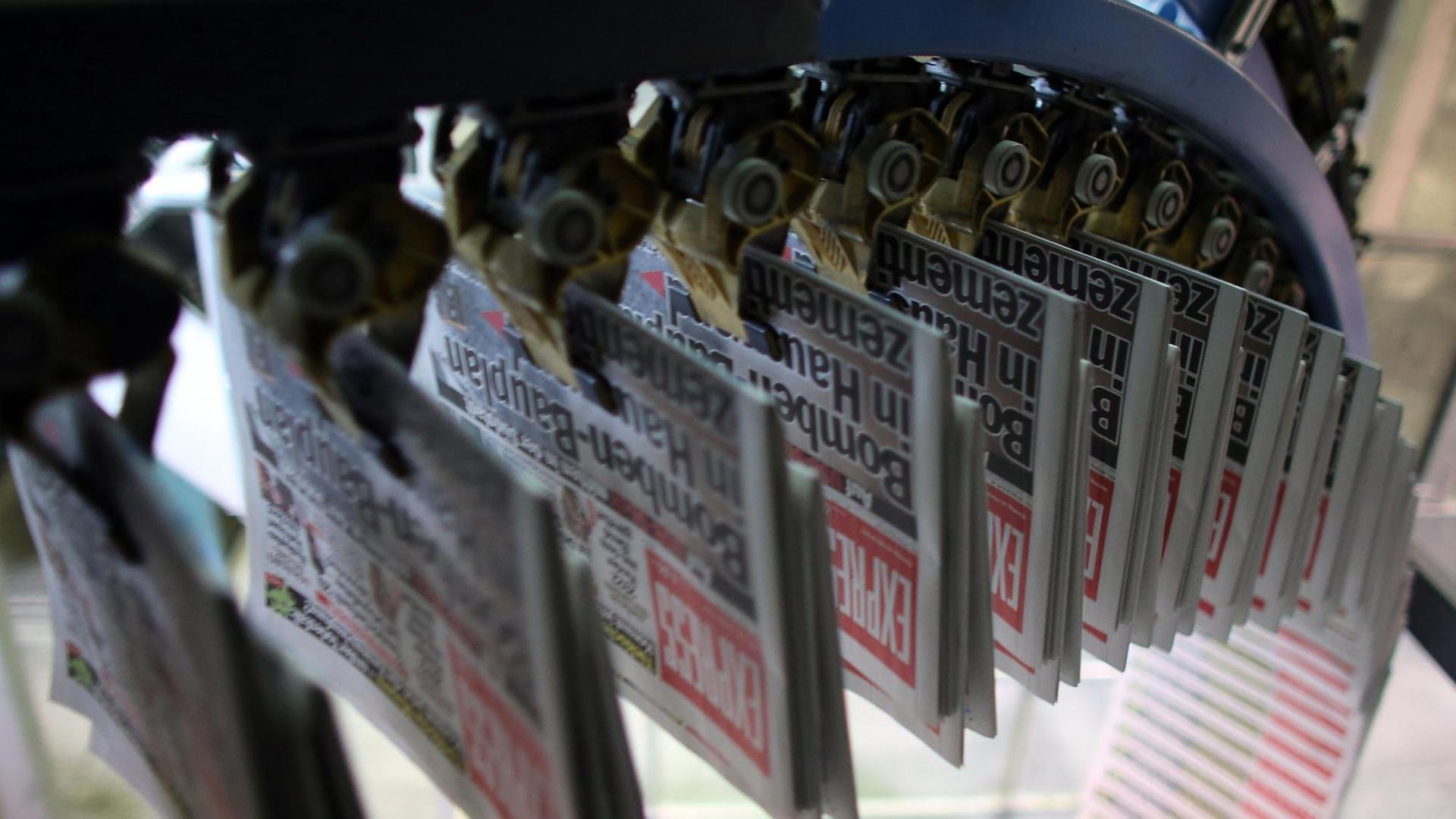 Ausgaben der Zeitung "Express" laufen beim DuMont-Verlag in Köln durch eine Druckstraße. Ausgaben der Zeitung "Express" laufen beim DuMont-Verlag in Köln durch eine Druckstraße.