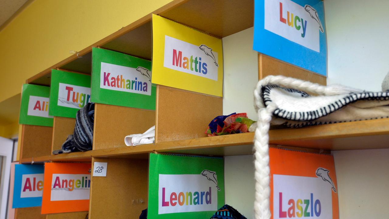 Fächer mit den Namen der Kinder in einer Kita in Berlin-Neukölln