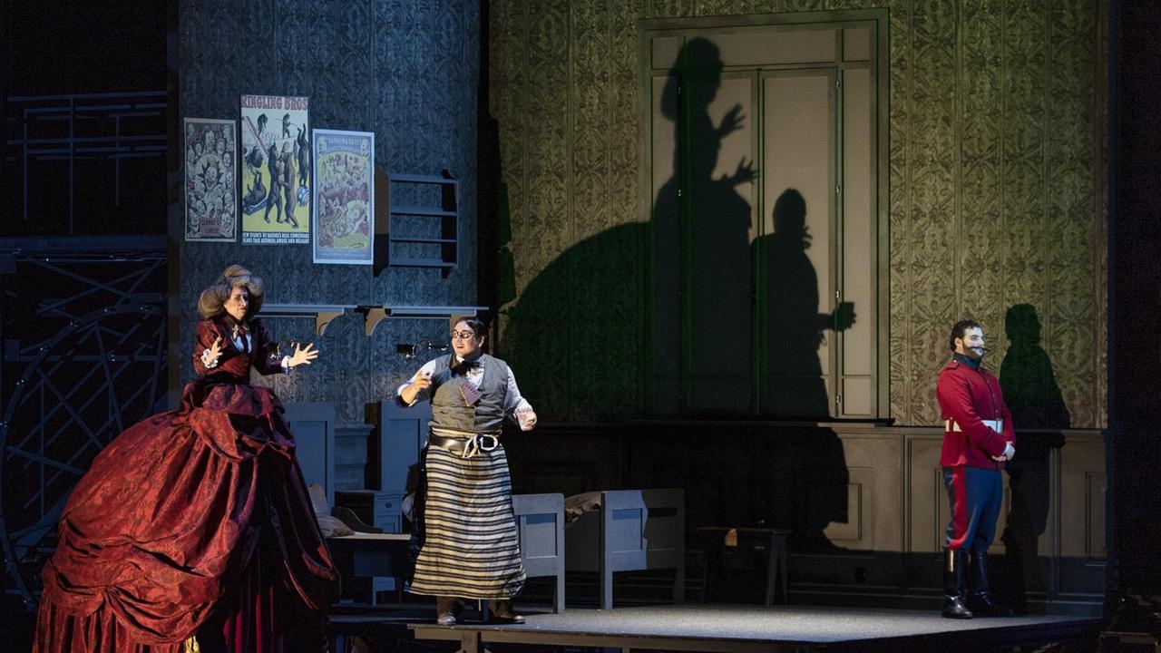 "Die Zauberflöte", Inszenierung von Lydia Steier bei den Salzburger Festspielen, 2018: Birgit Linauer (Alte Papagena), Adam Plachetka (Papageno), Mauro Peter (Tamino) "Die Zauberflöte", Inszenierung von Lydia Steier bei den Salzburger Festspielen, 2018: Birgit Linauer (Alte Papagena), Adam Plachetka (Papageno), Mauro Peter (Tamino)