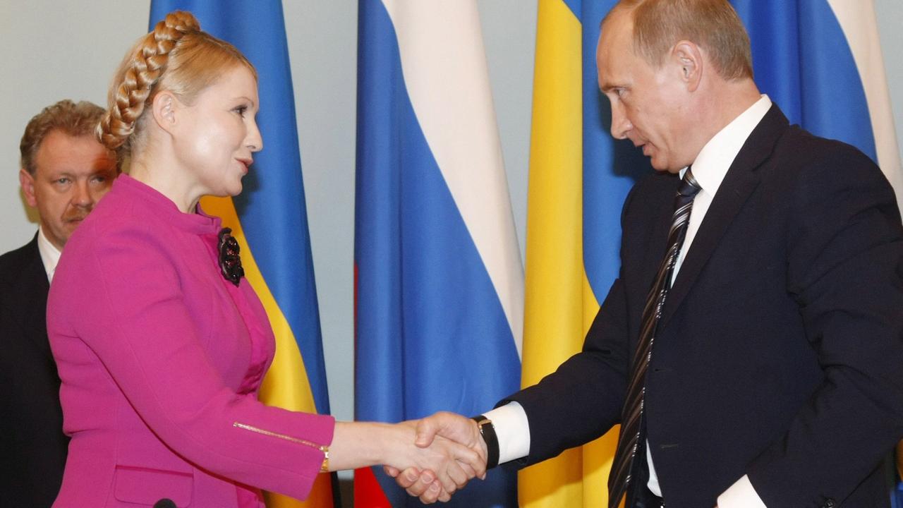 Der russische Ministerpräsident Wladimir Putin und seine damalige ukrainische Amtskollegin Julia Timoschenko besiegeln das Ende des Gasstreits 2009 mit einem Handschlag. Der russische Ministerpräsident Wladimir Putin und seine damalige ukrainische Amtskollegin Julia Timoschenko besiegeln das Ende des Gasstreits 2009 mit einem Handschlag.