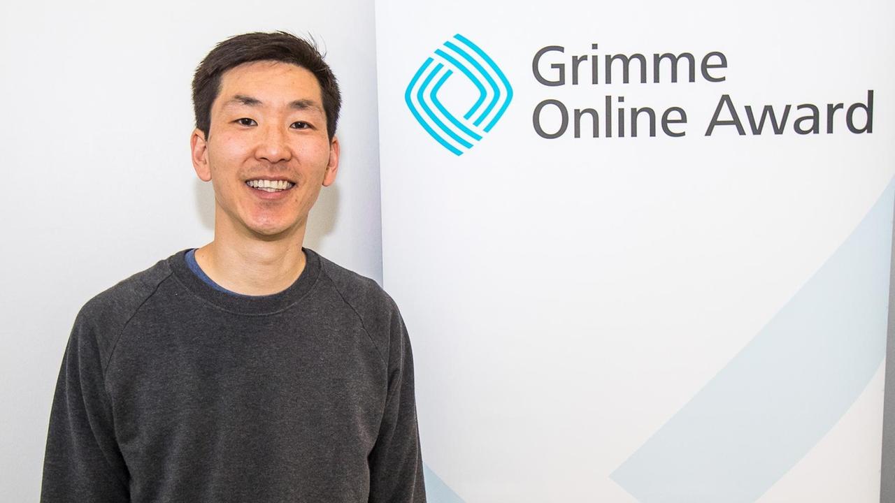 Frank Joung vor einem "Grimme Online Award"-Banner von der Bekanntgabe der Nominierungen zum Grimme Online Award 2018 am 26. April im "Startplatz" in Köln. Frank Joung vor einem "Grimme Online Award"-Banner von der Bekanntgabe der Nominierungen zum Grimme Online Award 2018 am 26. April im "Startplatz" in Köln.