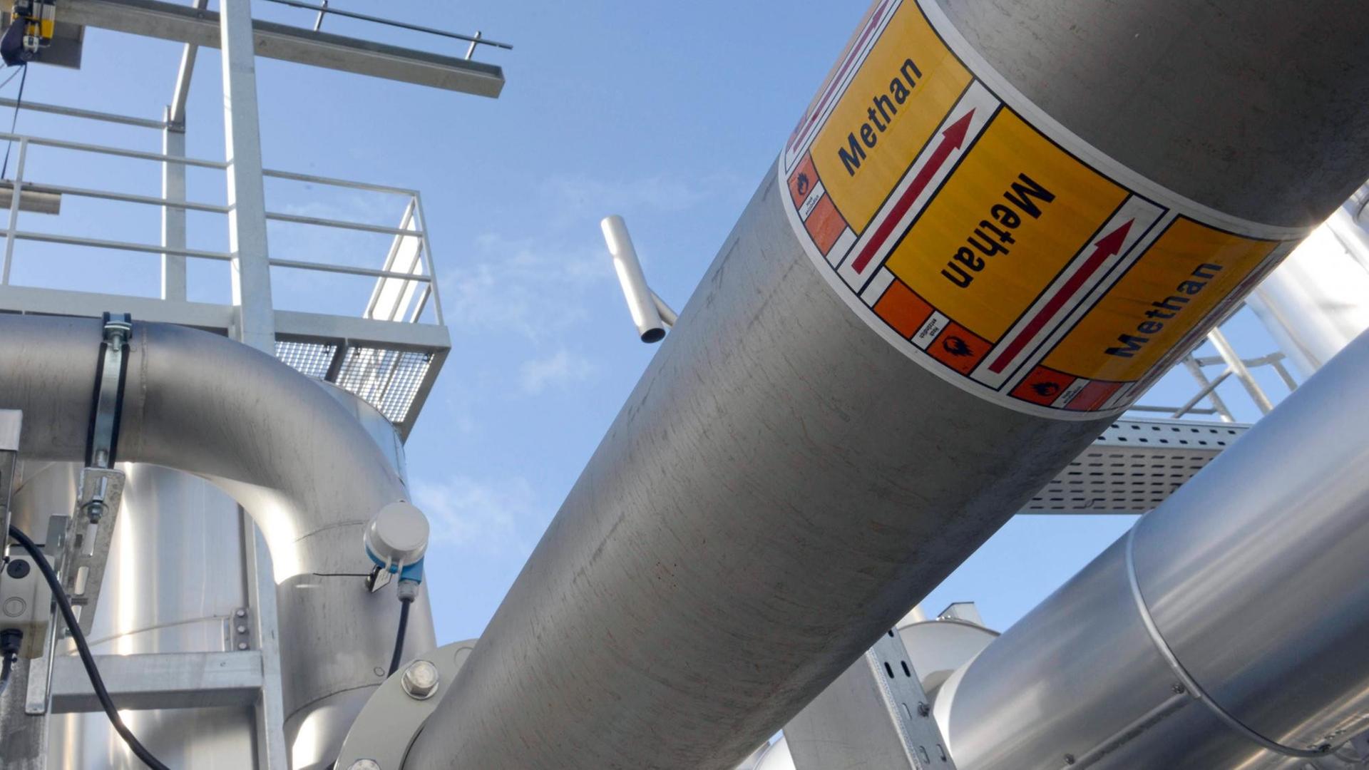 Eine Leitung mit dem Schriftzug "Methan" auf dem Gelände einer Anlage zur industriellen Produktion von Methangas. In dieser Anlage in Werlte wird mit Hilfe von überschüssigem Ökostrom aus Wasser Wasserstoffgas und in einem zweiten Schritt Methan, also synthetisches Erdgas, hergestellt. Eine Leitung mit dem Schriftzug "Methan" auf dem Gelände einer Anlage zur industriellen Produktion von Methangas. In dieser Anlage in Werlte wird mit Hilfe von überschüssigem Ökostrom aus Wasser Wasserstoffgas und in einem zweiten Schritt Methan, also synthetisches Erdgas, hergestellt.
