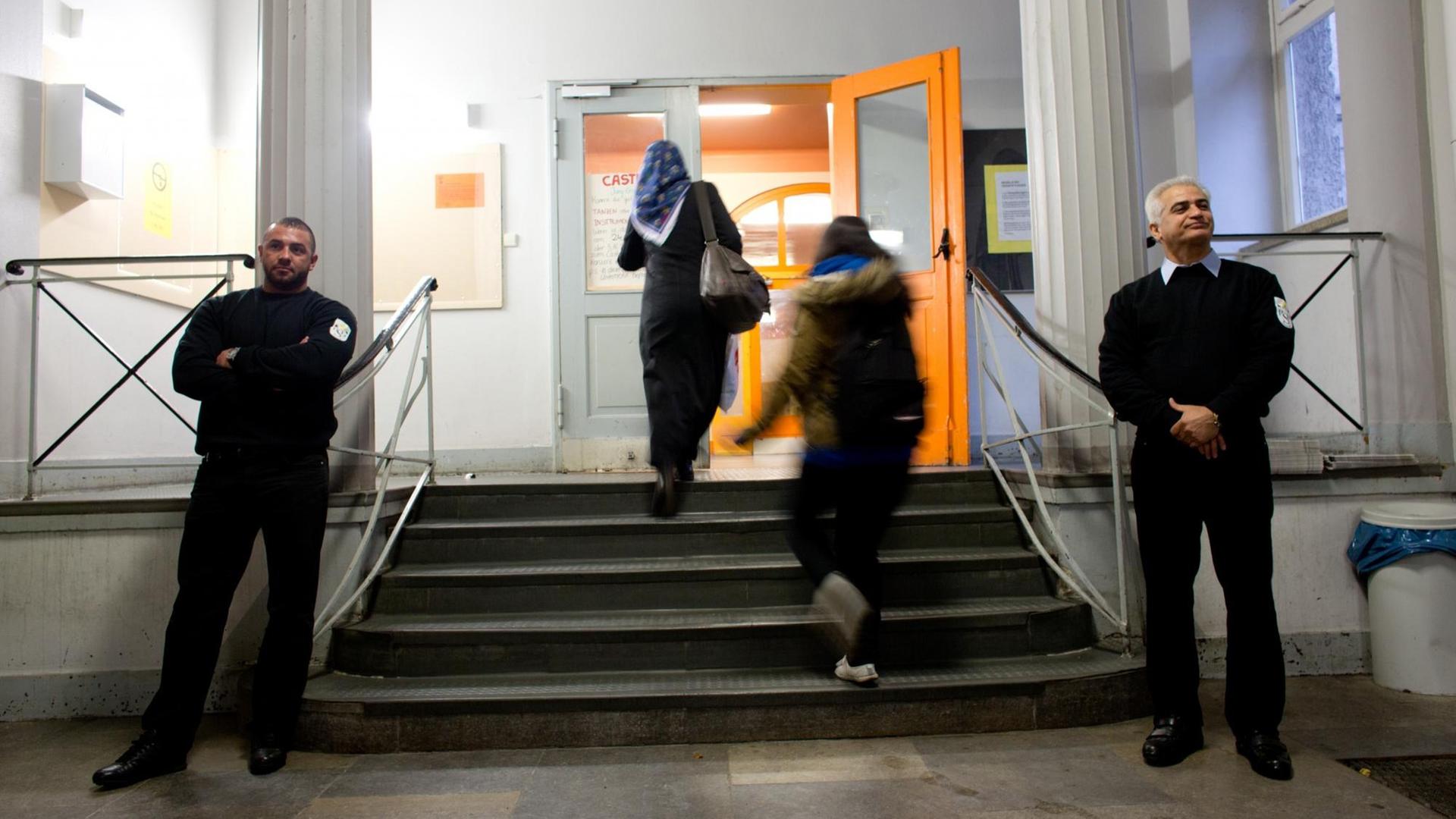 Zwei Mitarbeiter einer Sicherheitsfirma bewachen an der Berliner Albert-Schweitzer-Schule den Eingang Zwei Mitarbeiter einer Sicherheitsfirma bewachen an der Berliner Albert-Schweitzer-Schule den Eingang