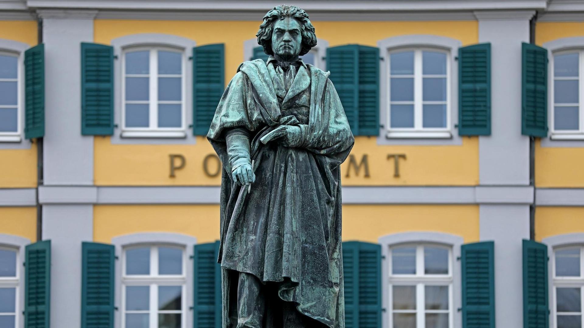Eine Statue des Komponisten Ludwig van Beethoven in Bonn. Eine Statue des Komponisten Ludwig van Beethoven in Bonn.